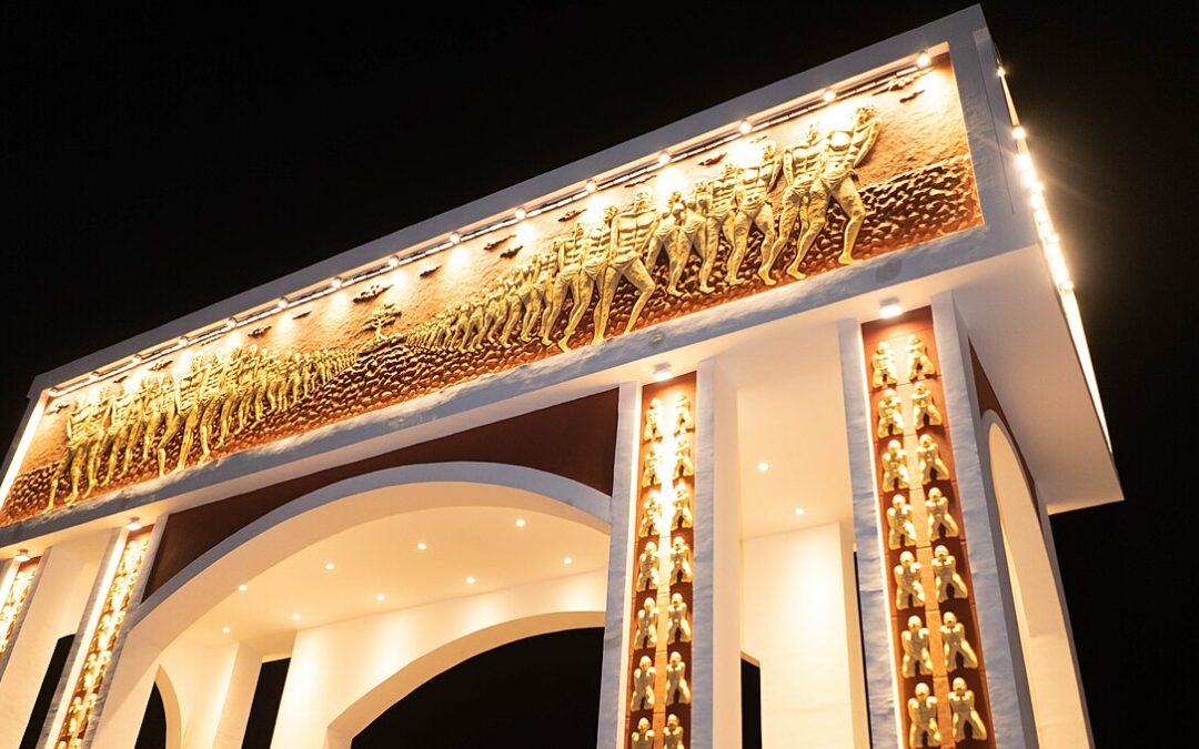 La Porte du Non-Retour à Ouidah, monument face à l'océan Atlantique sur la plage