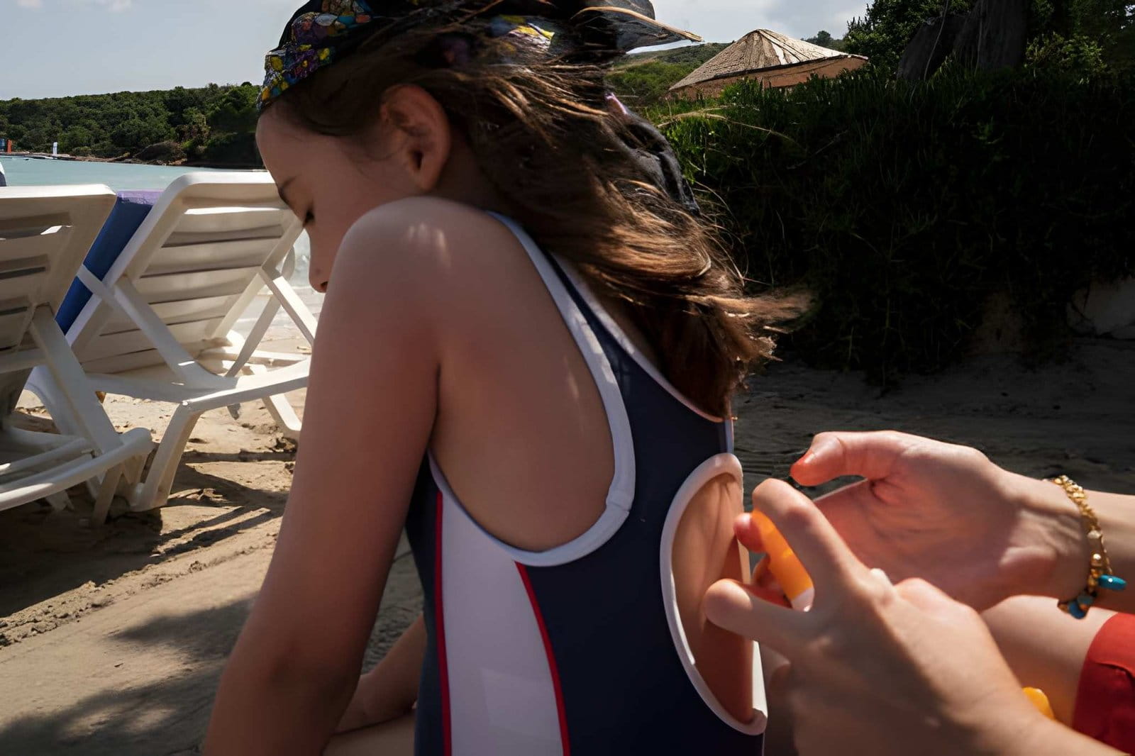 Bracelet et spray anti-moustiques à la citronnelle pour enfant en voyage au Bénin