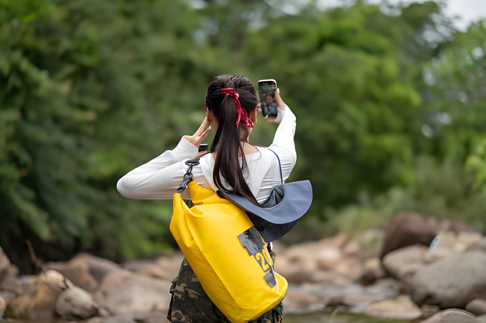 Sac étanche dry bag utilisé en pirogue sur le lac Nokoué pour protéger téléphone et appareil photo