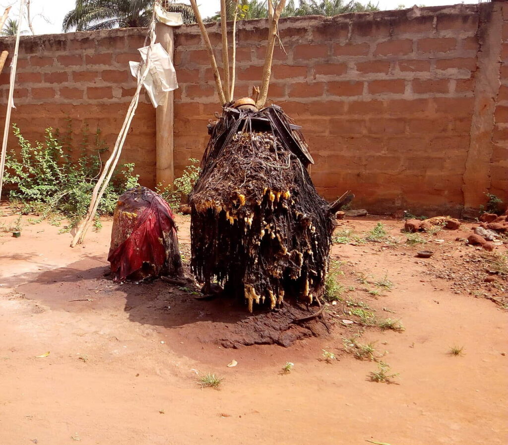 Autel vaudou traditionnel décoré au Bénin, symbole vivant de la culture spirituelle du vaudou au Bénin 