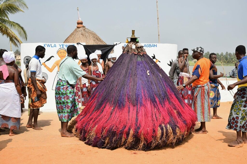 Vodun Days : le festival vaudou qui rassemble le monde à Ouidah, au Bénin 3 Cérémonie vaudou en plein air à Ouidah pendant les Vodun Days au Bénin