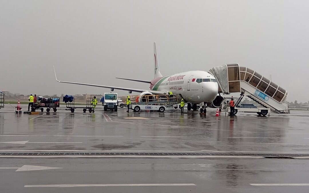 Avion d'une compagnie aérienne au Bénin stationné sur le tarmac de l'aéroport de Cadjehoun