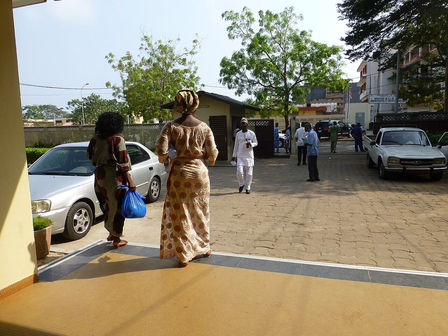 Passants dans une rue de Cotonou, illustration de la sécurité sociale au Bénin