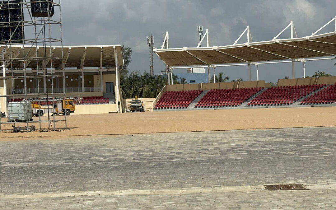 L’Arène de Ouidah en bord de plage face à l’océan Atlantique
