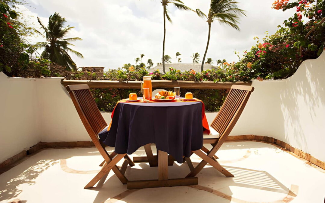 Terrasse de guest house à Grand-Popo avec cocotiers en vue