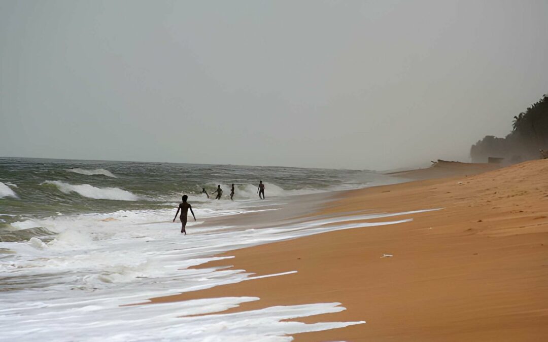 Plage de Ouidah sous un ciel voilé illustrant la météo de Ouidah en janvier
