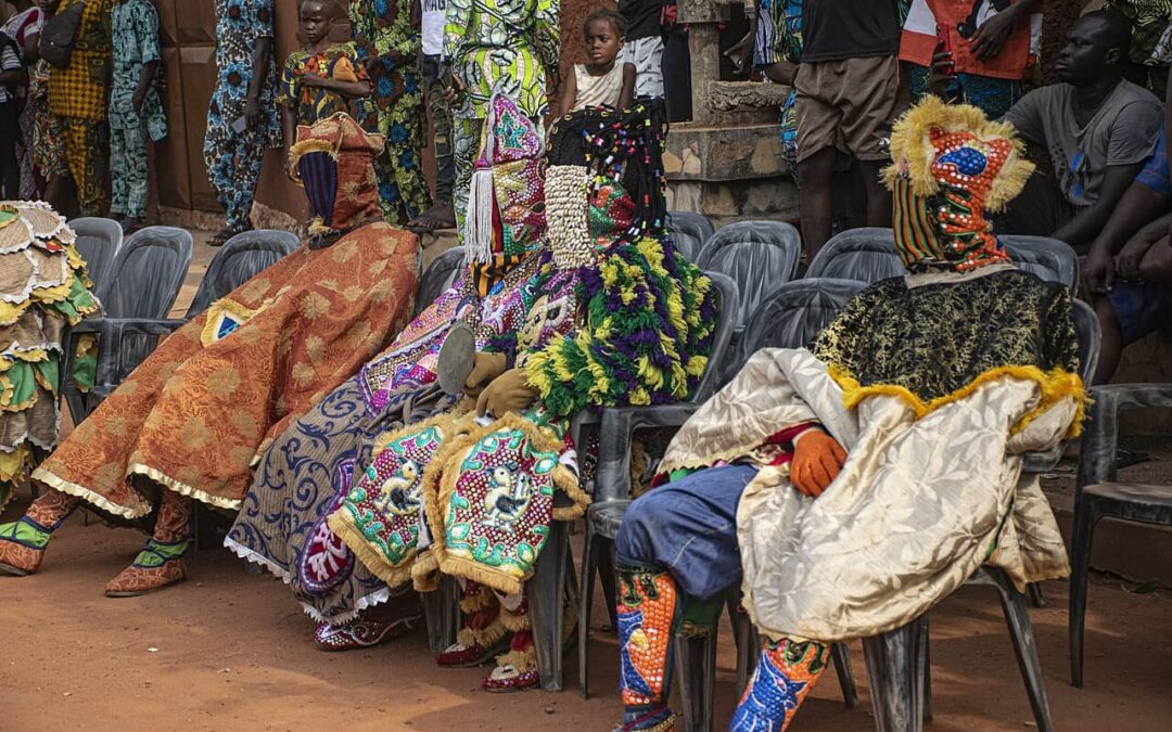 Les Egungun, masques yoruba recouverts de tissus colorés, lors d’une cérémonie d’ancêtres